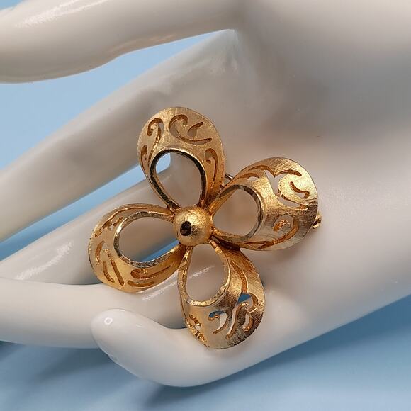 Vintage BSK Bow Brooch, Openwork Gold Tone Metal Pin - 1 1/2 Inches - Picture 3 of 8